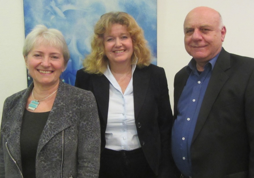 Vorstandsmitglied Susanne Jakubowski, Vorstandsvorsitzende Prof. Barbara Traub M.A. und Vorstandsmitglied Michael Kashi (v.l.n.r.)