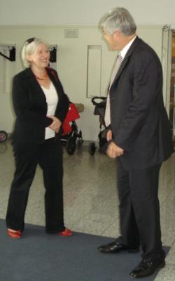 US-Generalkonsul Edward M. Alford im Gesprch mit IRGW-Vorstandsmitglied Susanne Jakubowski
