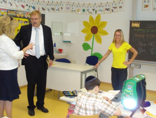 Der Kirchenbeauftragte der Landesregierung, Staatssekretr Hubert Wicker besucht die 2008 wiedererffnete Jdische Grundschule Stuttgart (JGS)