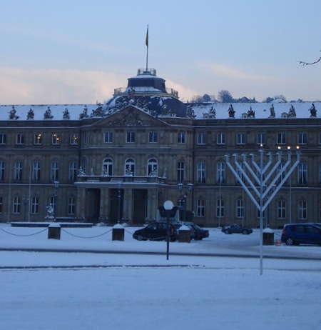 Chanukkiah vor dem Stuttgarter Neuen Schloss - zum Vergrern klicken